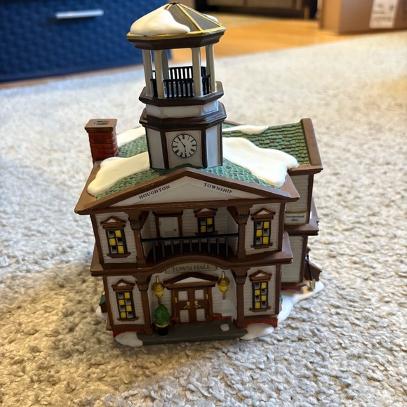 Dept 56 New England Village Series Woodbridge Town Hall 56.56670 56670 Christmas - Picture 2 of 8